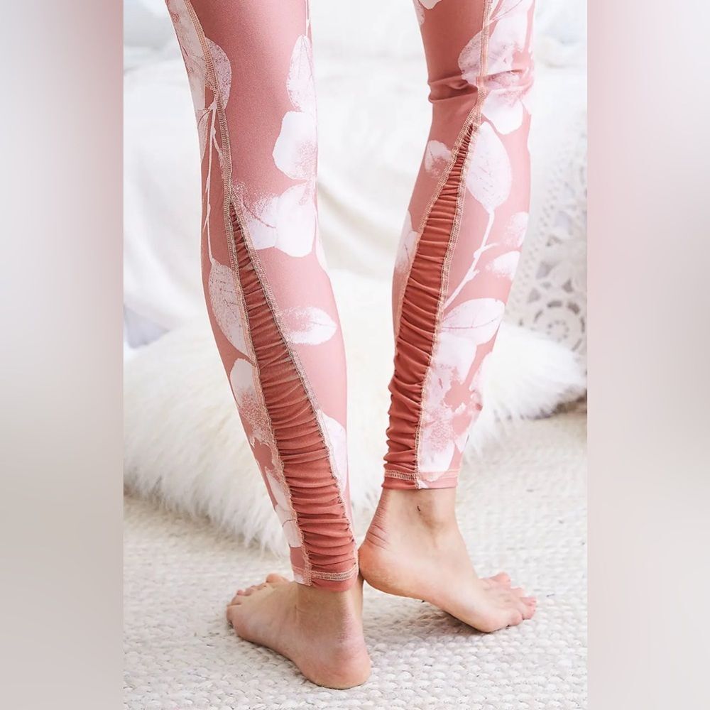 Aerie Floral “Chill,Play, Move” Leggings Size Medium GUC